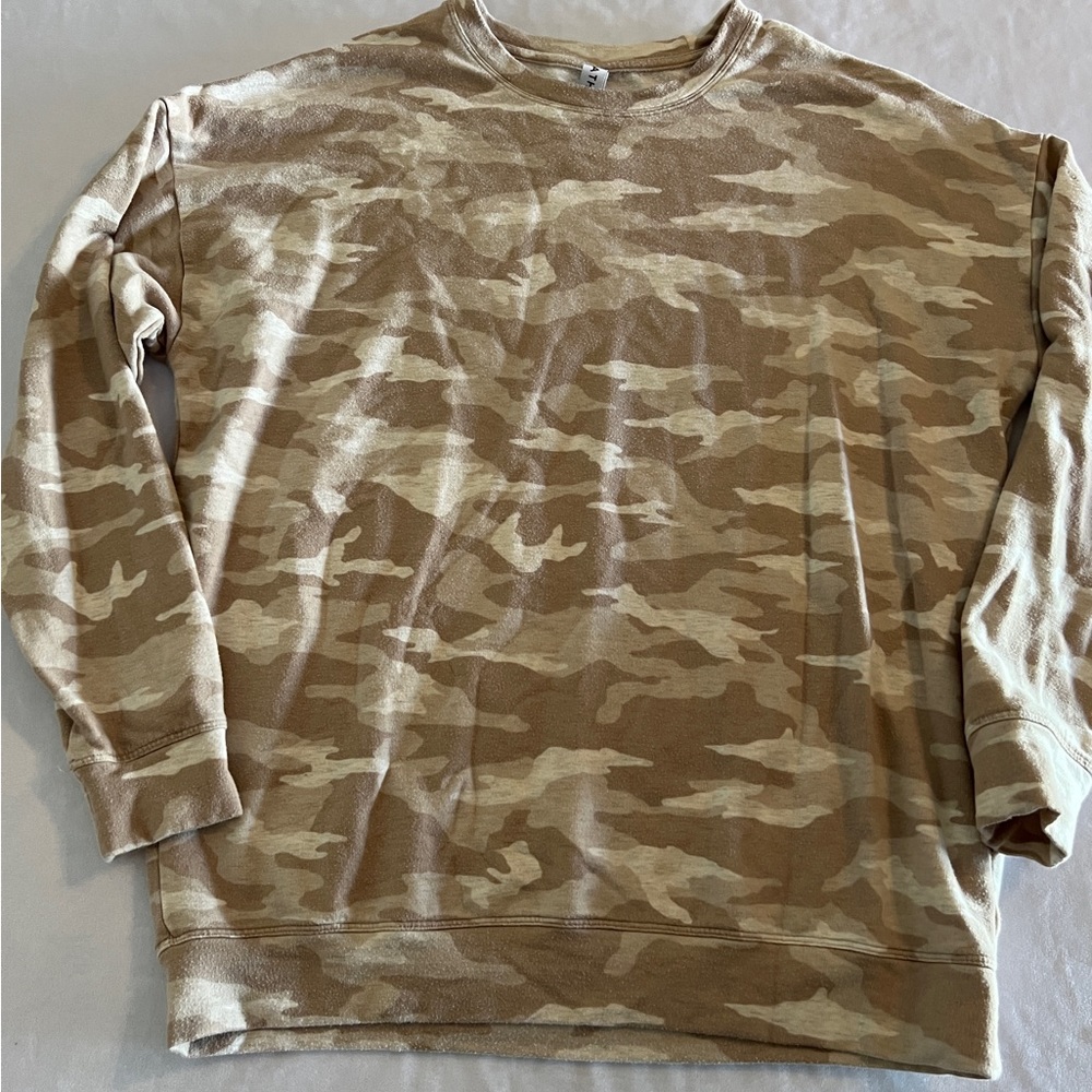 M Athleta women's tan camo sweat shrit medium Super Soft Long Sleeve Winter Fall
